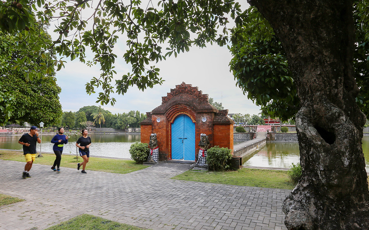 BUTUH SENTUHAN: Sejumlah warga berolahraga di area Taman Mayura, Kota Mataram. Destinasi wisata bersejarah ini diusulkan menjadi tempat penangkaran burung agar bisa menarik kunjungan wisatawan. (Ivan/Lombok Post)