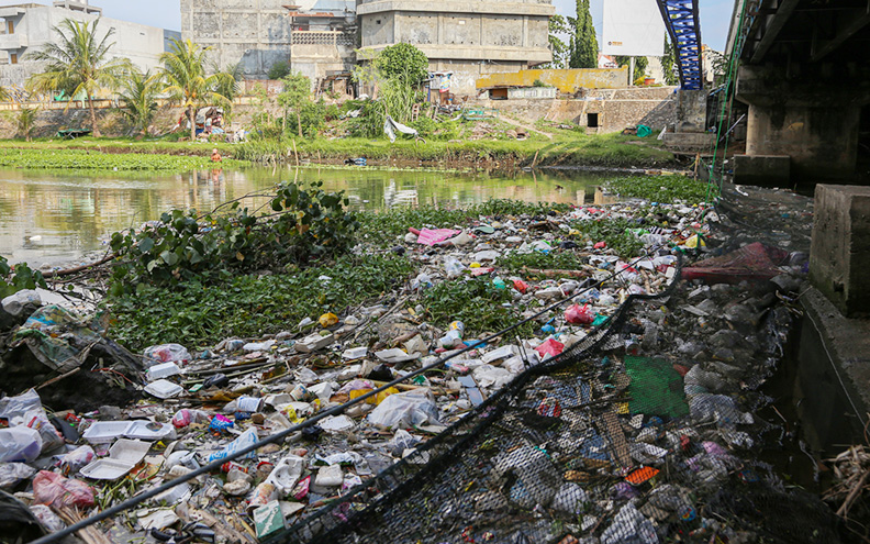 BELUM TERATASI: Sampah yang hanyut di Sungai Jangkuk langsung menumpuk terhalang jaring sampah. Sebagian masyarakat masih memiliki kebiasaan buruk membuang sampah ke sungai. (Ivan/Lombok Post)