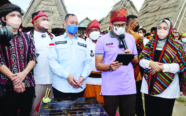 ANUGERAH DESA WISATA: Anggota DPR RI dari Dapil NTB 1 Pulau Sumbawa H Muhammad Syafrudin (tiga dari kiri) saat mendampingi Menparekraf Sandiaga Salahuddin Uno (dua dari kanan) dalam kunjungannya ke Bima, beberapa hari lalu. (IST/Lombok Post)