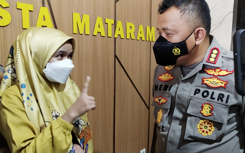 MENGAKU KHILAF: Kapolresta Mataram Kombes Pol Heri Wahyudi (kanan) menginterogasi terduga penjual kosmetik ilegal berinisial RD usai jumpa pers di Mapolresta Mataram, Selasa (15/6). (Harli/Lombok Post)