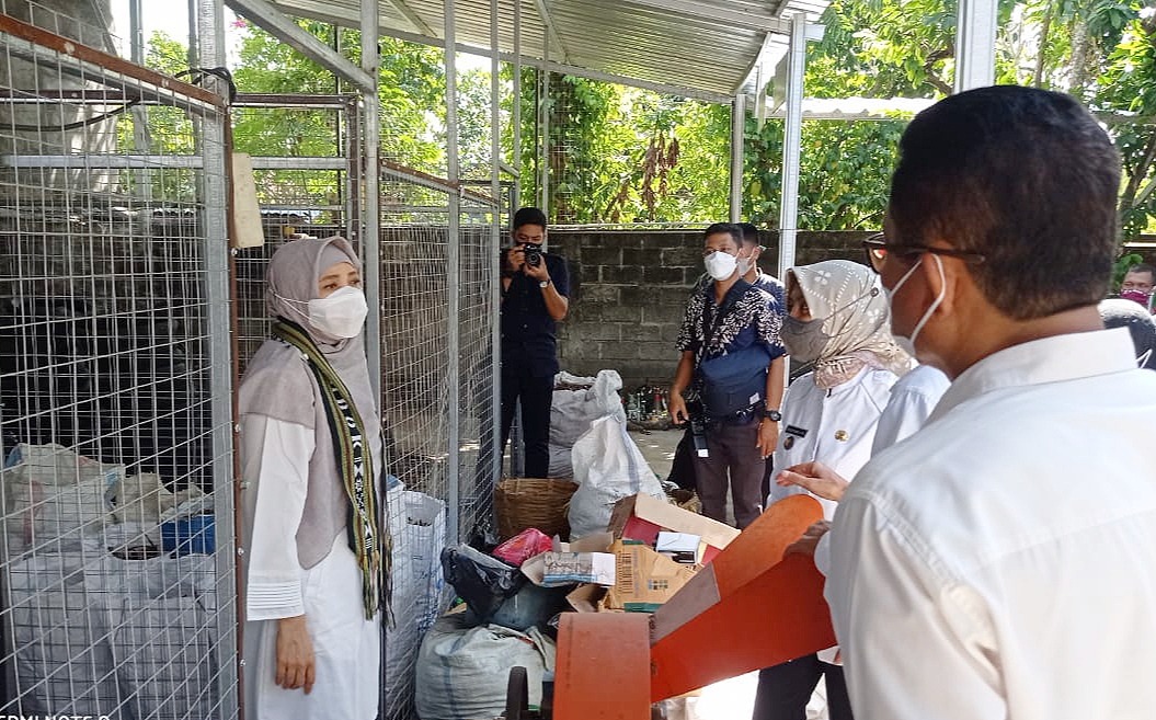 FOKUS TANGANI SAMPAH: Lurah Mataram Barat Sri Sulistiowati (kanan) mendampingi Wakil Gubernur NTB Hj Sitti Rohmi Djalilah mengecek Rumah Pemilahan Sampah  Ingez di Lingkungan Karang Medain, Rabu (16/6). (IST/Lombok Post)