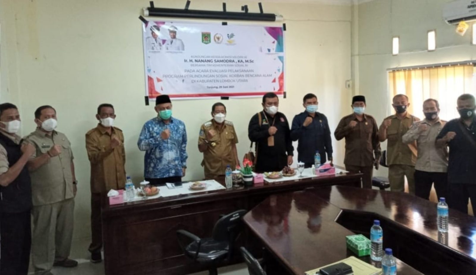KUNKER: Anggota Komisi VIII DPR RI H Nanang Samodra (empat kiri) saat kunjungan kerja bersama tim Kementerian Sosial di Kabupaten Lombok Utara (KLU), (29/6).
