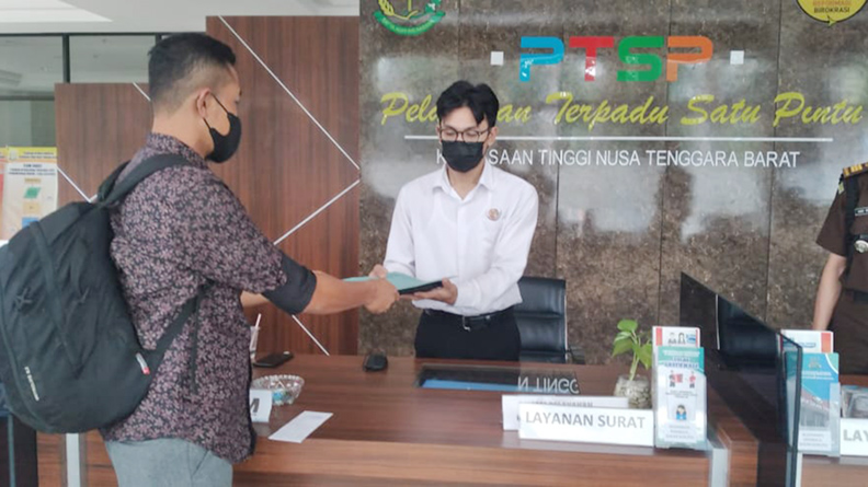 SERAHKAN LAPORAN: Syahyun, warga Desa Taloko, Kecamatan Sanggar, Bima, menyerahkan dokumen pengaduan dugaan korupsi penyaluran BPNT di Kabupaten Bima ke Kejati NTB, Senin (21/6). (IST/Radar Tambora)