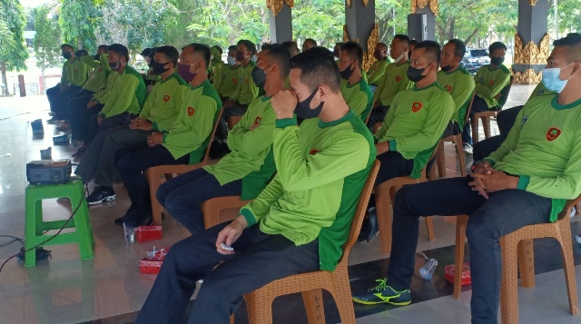 MENERIMA PENJELASAN: Para personel Satlinmas Loteng saat mendapatkan pendidikan dan pelatihan kesiapsiagaan bencana di Bencingah Alun-alun Tastura Praya, Senin (28/6). (Dedi/Lombok Post)