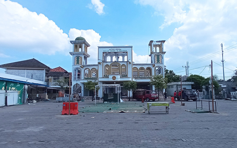 DIRENOVASI: Masjid Al-Muttaqin Cakranegara mulai direnovasi. (Toni/Lombok Post)