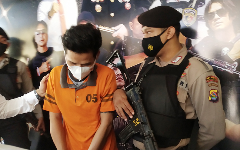 TAK PATUT DICONTOH: Terduga pelaku penggelapan berinisial FS saat akan digiring ke sel tahanan Polresta Mataram, Senin (21/6). (Harli/Lombok Post)