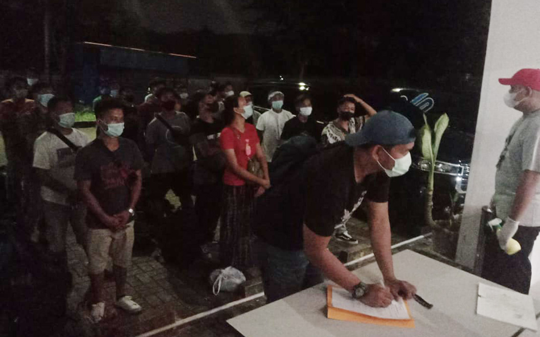 TERJARING PETUGAS: Puluhan CPMI asal Lombok Tengah dan Lombok Timur diamankan ketika hendak menyeberang ke Malaysia melalui pelabuhan tikus di Kepulauan Riau, Selasa malam (8/6/2021). (IST/Lombok Post)