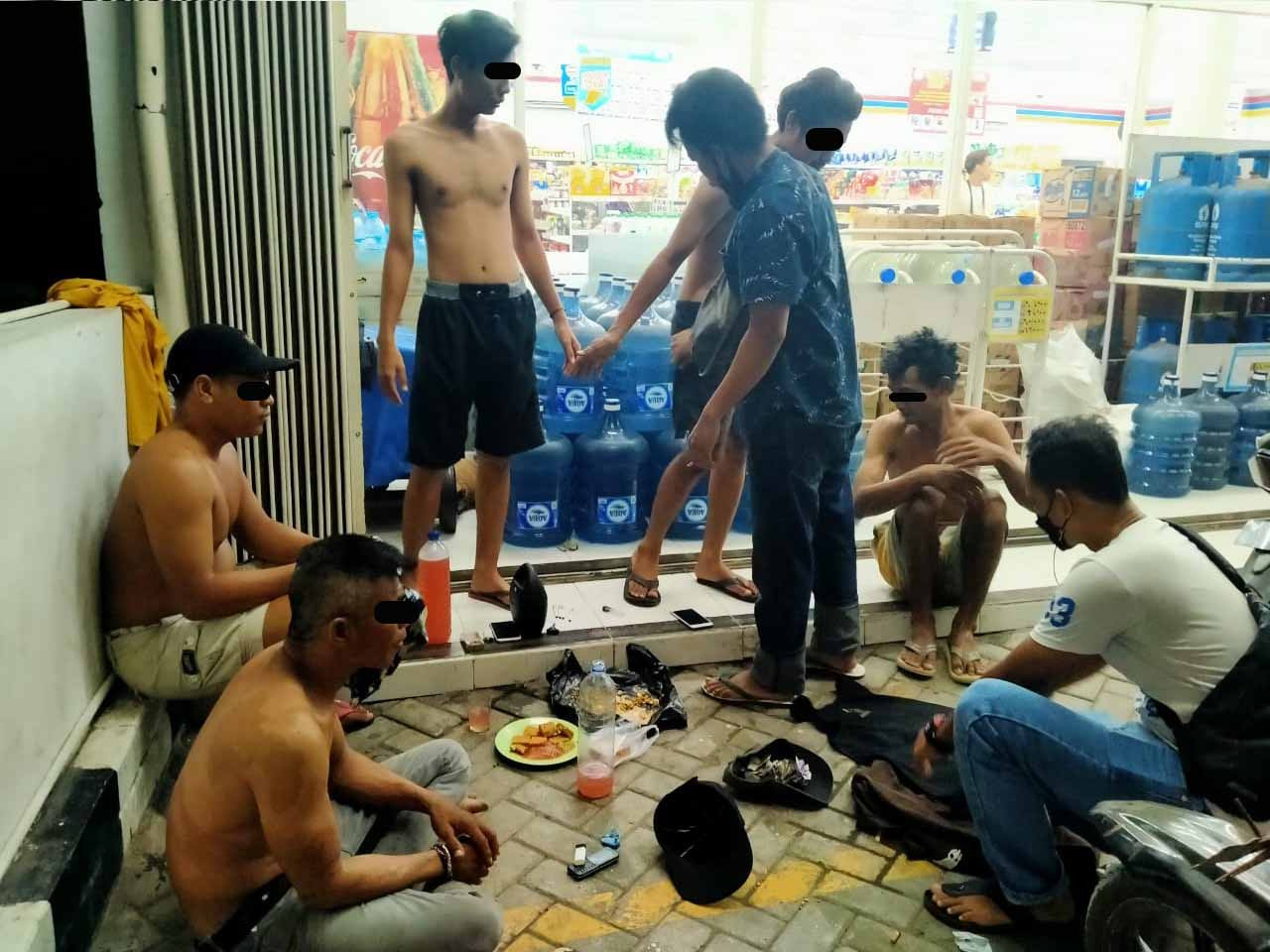 BERANTAS PREMANISME: Anggota Polsek Labuapi membubarkan beberapa orang yang diduga melakukan aksi premanisme di salah satu ritel modern di wilayah hukum Polsek Labuapi, Sabtu malam (12/6/2021). (IST/Lombok Post)