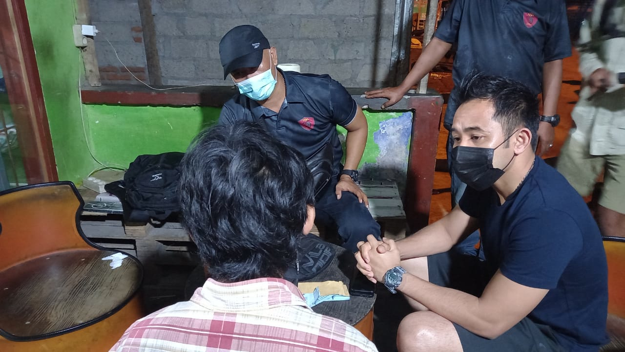 DIINTEROGASI: Terduga preman di Pasar Mandalika Bertais, Mataram, berinisial S diinterogasi polisi usai menarik pungutan, Kamis malam (17/6). (Harli/Lombok Post)