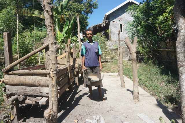 MENUNGGU JANJI: Seorang peternak sapi berdiri di kandang sapi yang dibuat karena mengharapkan program penggemukan sapi dari HKTI NTB di Lingkungan Gunung Sepang Lauk, Kelurahan Denggen, Kecamatan Selong, Senin (7/6). (Fatih/Lombok Post)