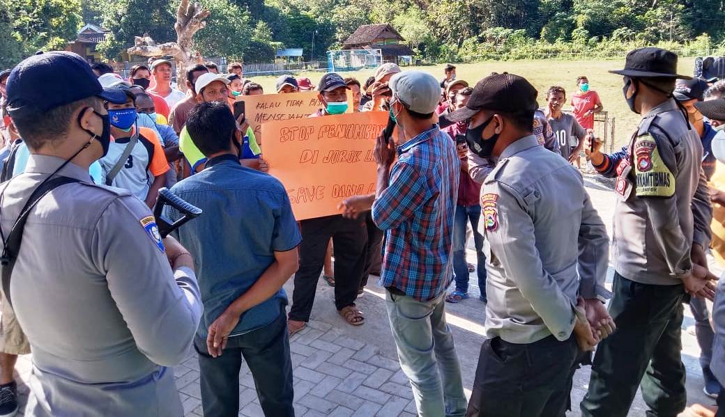 UNJUK RASA: Warga Seloto, Sumbawa Barat, saat mendesak pemerintah desa menutup aktivitas perendaman emas di Jorok Liang, Kamis (10/6). (IST/Lombok Post)