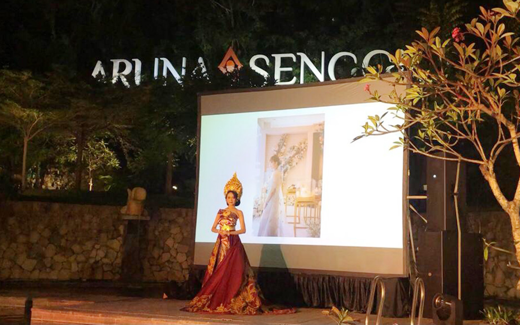 PAMERAN: Seorang model memperagakan busana pernikahan dalam pameran wedding showcase di Hotel Aruna Senggigi, Jumat malam (4/6/2021). (Nurul/Lombok Post)