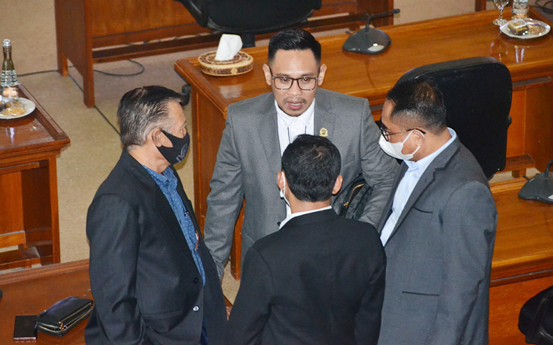 Ketua DPC Partai Gerindra Lombok Barat yang juga Ketua Fraksi Gerindra DPRD NTB Nauvar Furqani Farinduan (tengah) berbincang dengan anggota fraksinya di DPRD NTB, beberapa waktu lalu. (Dok/Lombok Post)