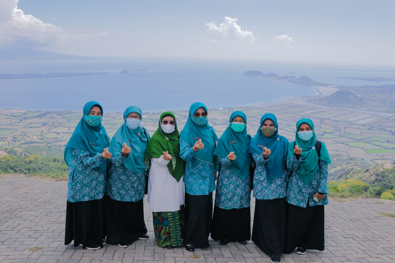 NEGERI DI ATAS AWAN: Ketua TP PKK NTB Hj Niken Saptarini Widyawati Zulkieflimansyah (tengah) beserta kader lainnya berfoto bersama menikmati keindahan Rinjani dari puncak Mantar, Kabupaten Sumbawa Barat, Senin (21/6/2021). (Dinas Kominfotik NTB for Lombok
