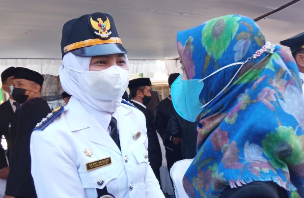 DAPAT UCAPAN SELAMAT: Camat Sandubaya Henny Suyasih usai dilantik di halaman Kantor Wali Kota Mataram, kemarin (29/6). (TONI/LOMBOK POST)