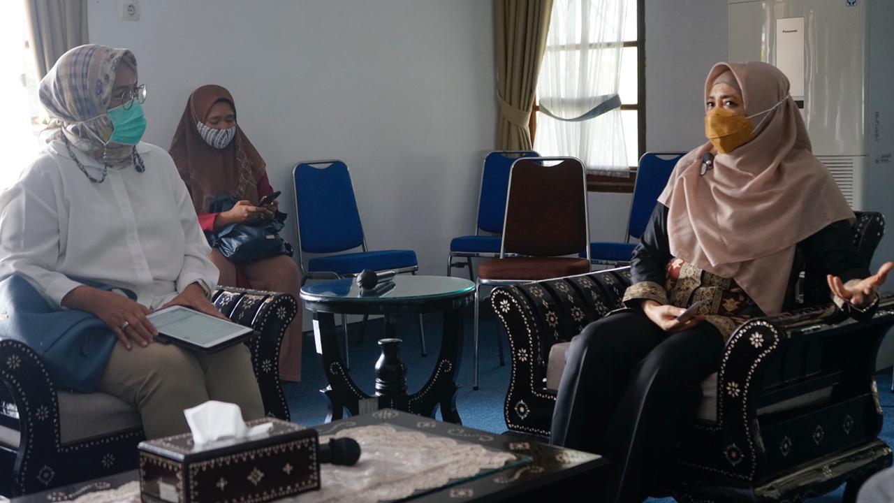 KEMBANGKAN POTENSI: Wakil Gubernur NTB Hj Sitti Rohmi Djalilah (kanan) menerima audiensi Ketua Blue Economy Foundation Dewi Smaragdina (kiri) di pendopo wakil gubernur NTB, Kamis (3/6/2021). (Diskominfotik NTB for Lombok Post)