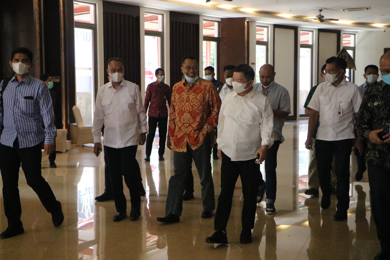 JALAN BERIRINGAN: Gubernur NTB H Zulkieflimansyah (baju batik) menghadiri kegiatan pengembangan kerja sama antar wilayah Bali-NTB-NTT di Hotel Merusaka Nusa Dua, Bali, Sabtu (19/6/2021). (Dinas Kominfotik NTB for Lombok Post)