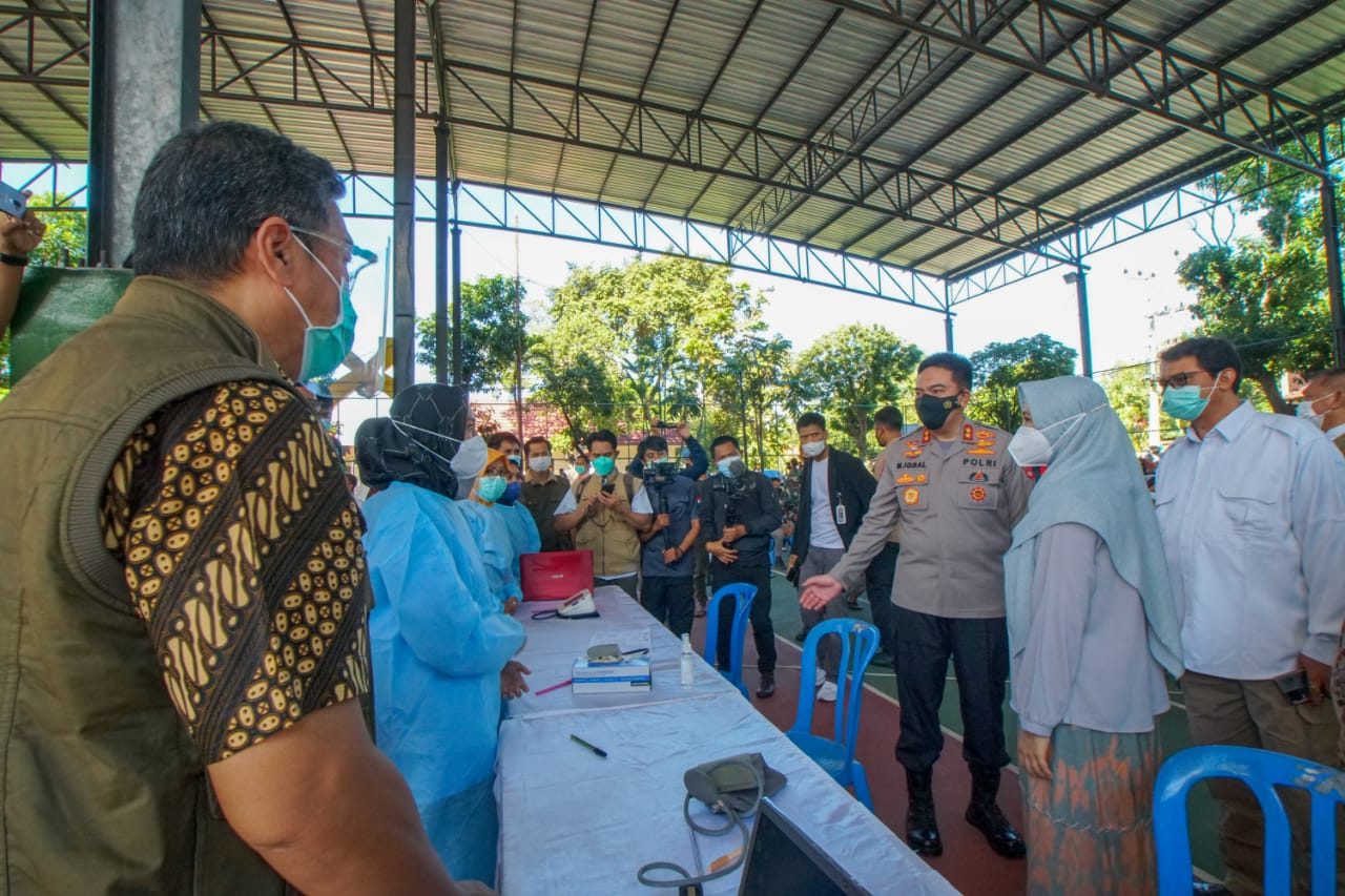 VAKSINASI COVID-19: Wakil Gubernur NTB Hj Sitti Rohmi Djalilah (dua dari kiri/jilbab abu) meninjau vaksinasi masal di Lapangan Bhara Daksa Polda NTB, Sabtu (26/6/2021). (Dinas Kominfotik NTB for Lombok Post)