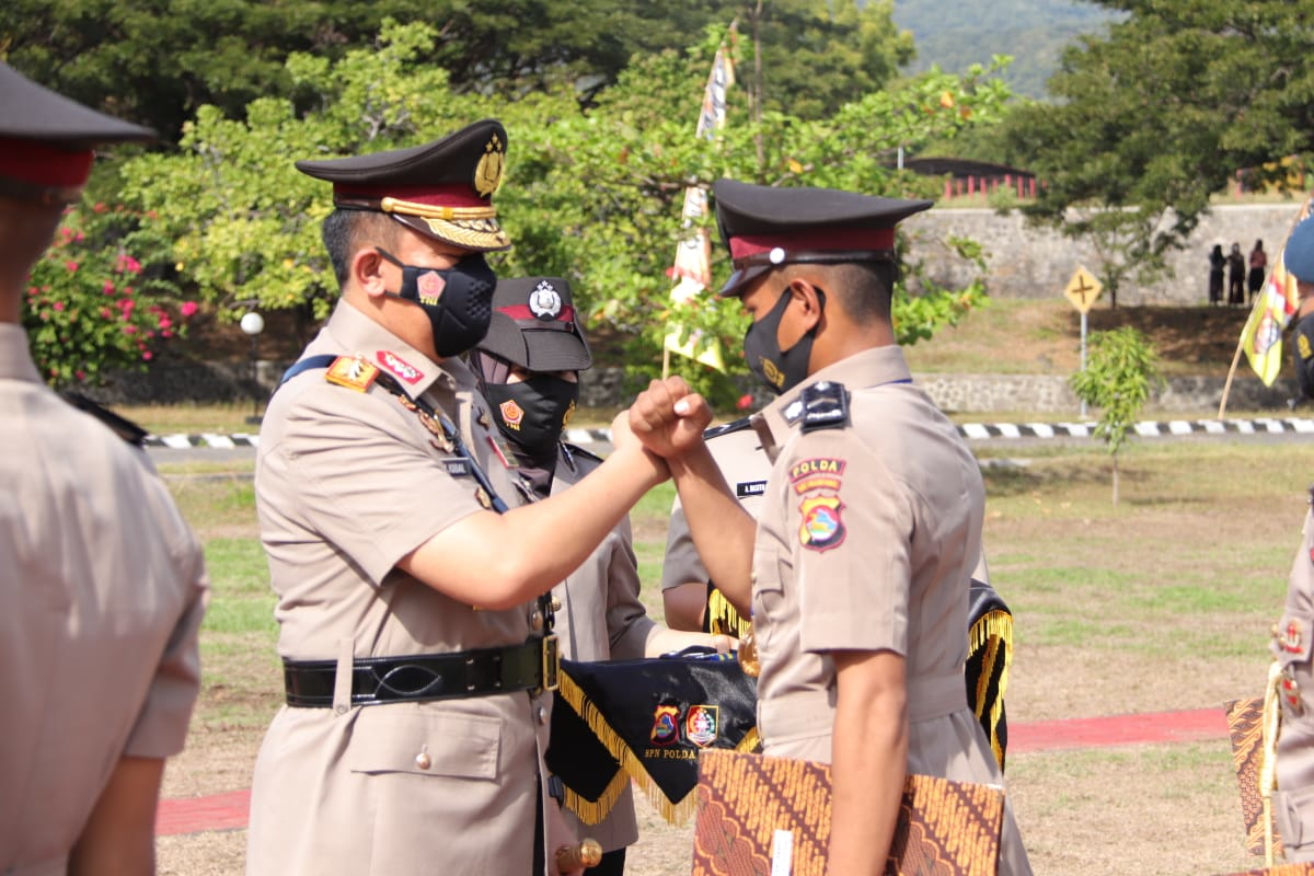 SELAMAT YA: Kapolda NTB Irjen Pol Muhammad Iqbal (kiri) memberikan ucapan selamat kepada salah seorang perwakilan bintara remaja dalam pelantikan di lapangan upacara SPN Polda NTB di Belanting, Lombok Timur, Senin (28/6).