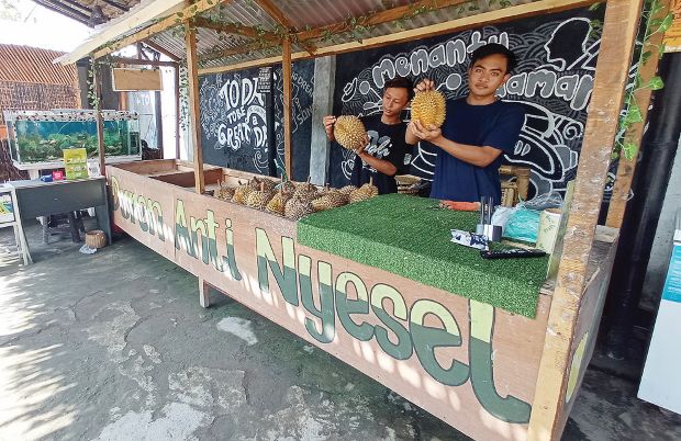 ANTI NYESEL: Inilah buah durian jenis montong atau kane yang tersedia di Kedai Sakura yang berlokasi di jalur Lingkar Selatan, Kota Mataram, kemarin (22/6). (TONI/LOMBOK POST)