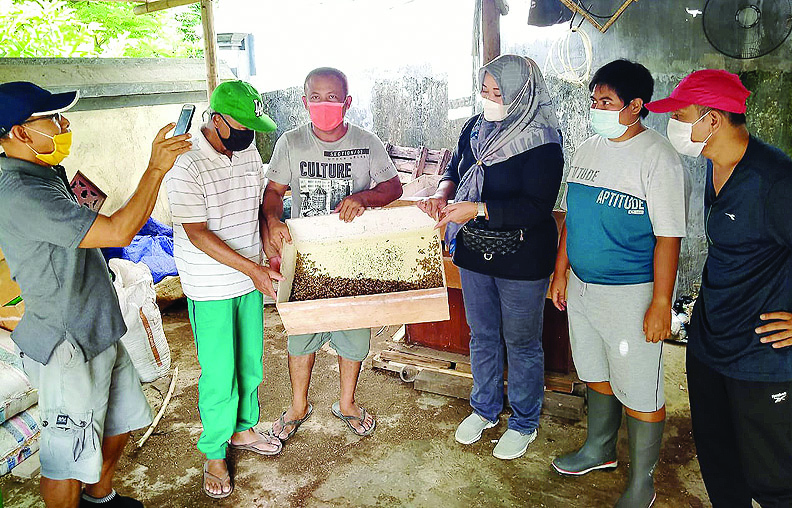 SOLUSI KELOLA SAMPAH ORGANIK: Lurah Mataram Timur Rahmawati (tiga dari kanan) menunjukkan sampah organik yang diolah menjadi maggot, belum lama ini. (IST/Lombok Post)
