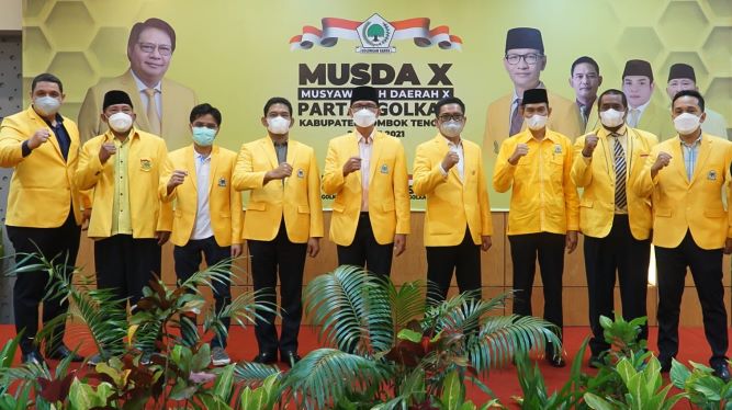 GOLKAR FOR LOMBOK POST FORMASI UTUH: Ketua DPD Golkar NTB H Mohan Roliskana (lima dari kiri), Ketua DPD Golkar Loteng Terpilih H Humaidi) empat dari kanan, dan sejumlah pengurus DPD Golkar NTB, di acara Musda Golkar Loteng, Sabtu (27/6).