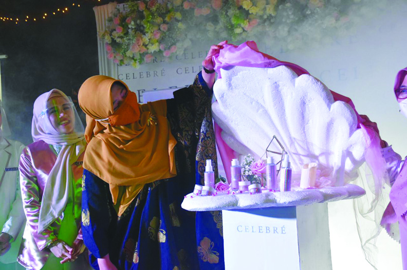 UMKM BERINOVASI: Ketua TP PKK NTB Hj Niken Saptarini Widyawati Zulkieflimansyah (dua dari kiri) secara simbolis membuka tirai peresmian produk celebre skin perawatan kecantikan terbaru asal Bandung di Svarga Village Senggigi, Lombok Barat, Senin (28/6/202