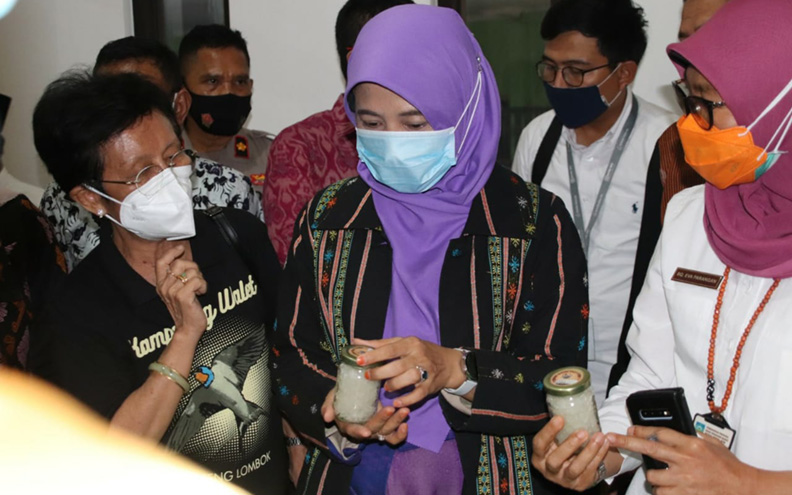 INDUSTRI BARU: Ketua Dekranasda NTB Hj Niken Saptarini Widyawati Zulkieflimansyah (jilbab ungu) melihat sejumlah produk sarang walet usai meresmikan galeri produk dan pencucian sarang walet di Desa Kateng, Kecamatan Praya Barat, Lombok Tengah, Jumat (18/6