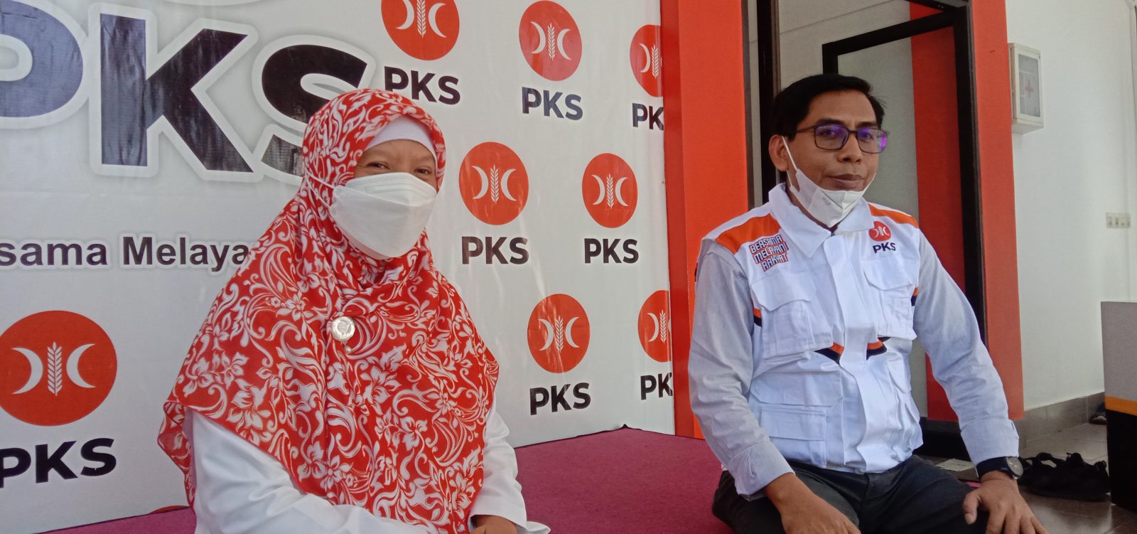 CALON PEMIMPIN LOBAR: Ketua Bidang Pemenangan Pemilu dan Pilkada DPW PKS NTB Sambirang Ahmadi (kanan) bersama Ketua DPC PKS Lobar Hj Nurul Adha (kiri) menjawab pertanyaan wartawan usai acara Silaturrahim dan Halalbihahal anggota Fraksi PKS DPRD provinsi d