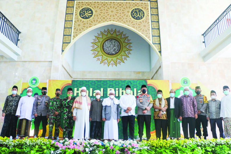 SUKSESKAN PROGRAM UNGGULAN: Gubernur NTB H Zulkieflimansyah (delapan dari kanan) berfoto bersama usai halal bihalal IKAPPNH di Masjid Firdaus Ponpes Nurul Hakim Kediri, Lombok Barat, Minggu (6/6/2021). (Diskominfotik NTB for Lombok Post)