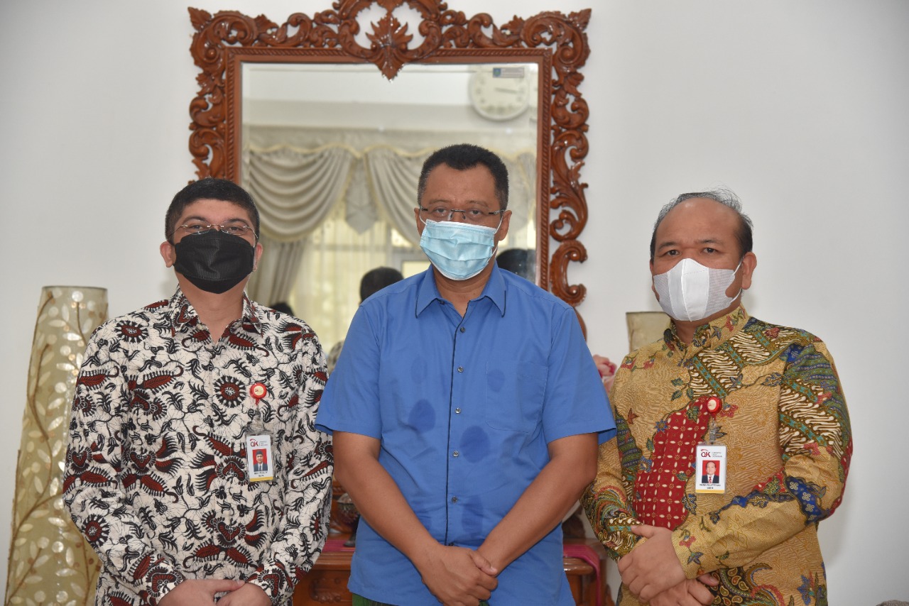 KEPALA BARU: Gubernur NTB H Zulkieflimansyah (tengah) kepala OJK KPw NTB yang baru Rico Rinaldi (kiri) dan kepala OJK KPw NTB yang lama Farid Faletehan di pendopo gubernur NTB, Kamis (24/6/2021). (Dinas Kominfotik NTB for Lombok Post)