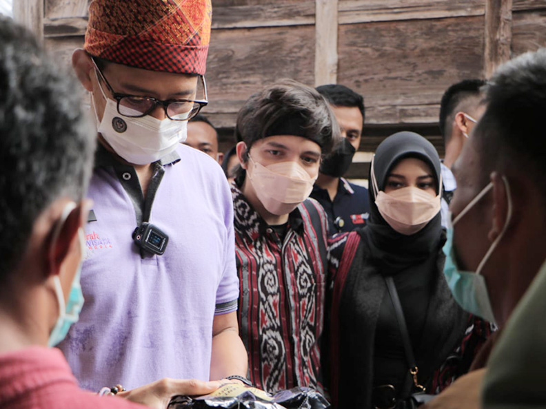 KUNJUNGI SITUS BERSEJARAH: Dari kiri; Menteri Pariwisata dan Ekonomi Kreatif Sandiaga Salahuddin Uno, Atta Halilintar, dan Aurel Hermansyah (kanan) berkunjung ke situs bersejarah Uma Lengge, Desa Wisata Maria, Kecamatan Wawo, Kabupaten Bima, Minggu (13/6/