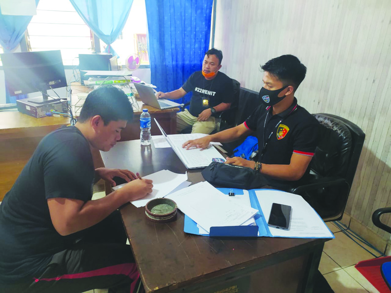 SEGERA DIJEMPUT: Tersangka penipuan secara online Superi menandatangani berita acara usai diperiksa di Ditreskrimsus Polda NTB, beberapa waktu lalu. (Dok/Lombok Post)