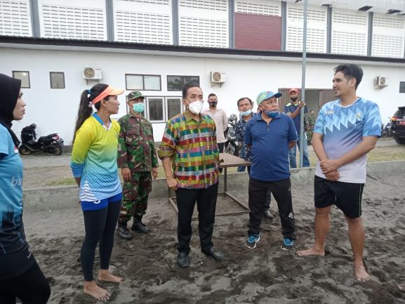 PANTAU: Ketua Pelatda NTB Gemilang PON XX Papua Mori Hanafi (tengah) saat berbincang dengan atlet voli pasir di GOR 17 Desember, kemarin (8/6) (PUJO/LOMBOK POST)
