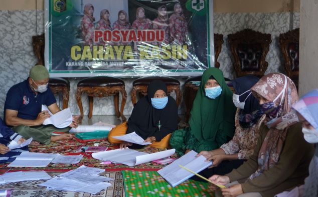 POSYANDU KELUARGA: Kepala Desa Moyot Samiah (paling kiri) duduk bersama kader Posyandu Keluarga Cahaya Kasih, Dusun Karang Baru, Desa Moyot, Kecamatan Sakra, belum lama ini. (Fatih/Lombok Post)