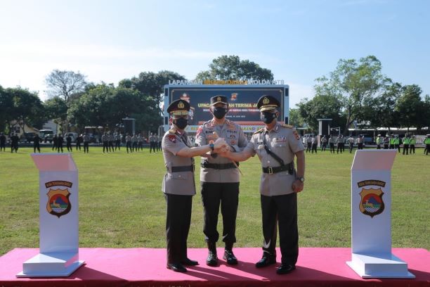 SERTIJAB: Kapolda NTB Irjen Pol Muhammad Iqbal (tengah) bersama Wakapolda NTB Brigjen Pol Ruslan Aspan (kiri) dan mantan Wakapolda NTB Brigjen Pol Asby Mahyuza usai sertijab di Lapangan Bharadaksa Polda NTB, Sabtu (19/6).( POLDA NTB FOR LOMBOK POST)