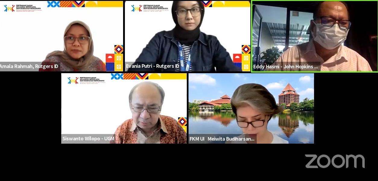 DISKUSI VIRTUAL: Penanggung Jawab Pertemuan Ilmiah Keluarga Berencana dan Kesehatan Reproduksi dan Rutgers WPF Indonesia saat memaparkan masalah terkait KB-KR secara daring, Sabtu (26/06/2021).