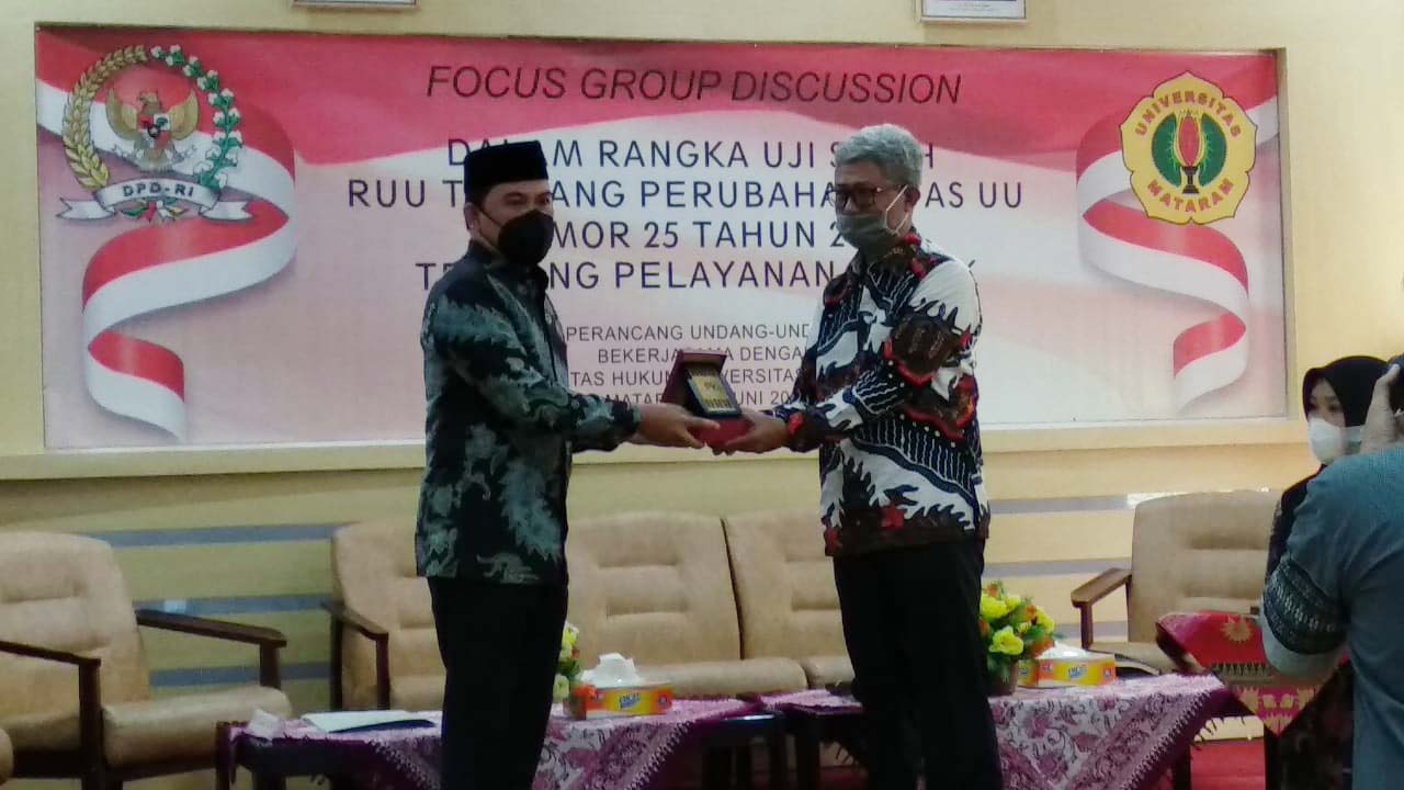 Anggota DPD RI Ajbar (berpeci) menyerahkan cendera mata kepada Dekan Fakultas Hukum Unram Dr. Hirsanuddin yang disaksikan sejumlah anggota DPD RI di gedung Fakultas Hukum Unram, Kamis (3/6).