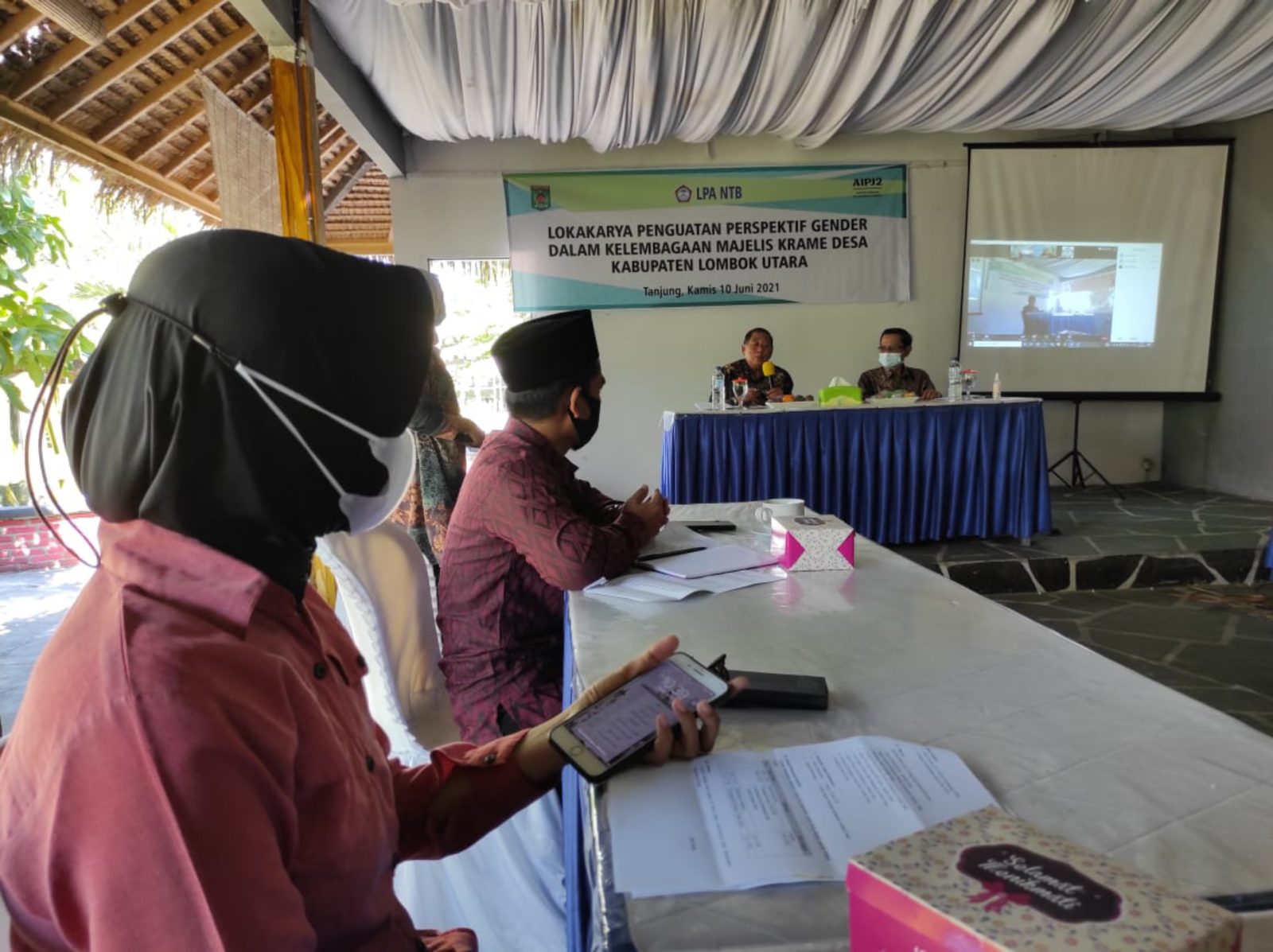 LOKAKARYA MKD: Bupati Lombok Utara H Djohan Sjamsu dan Ketua LPA NTB Sahan membuka lokakarya penguatan perspektif gender dalam kelembagaan MKD,  (10/6).