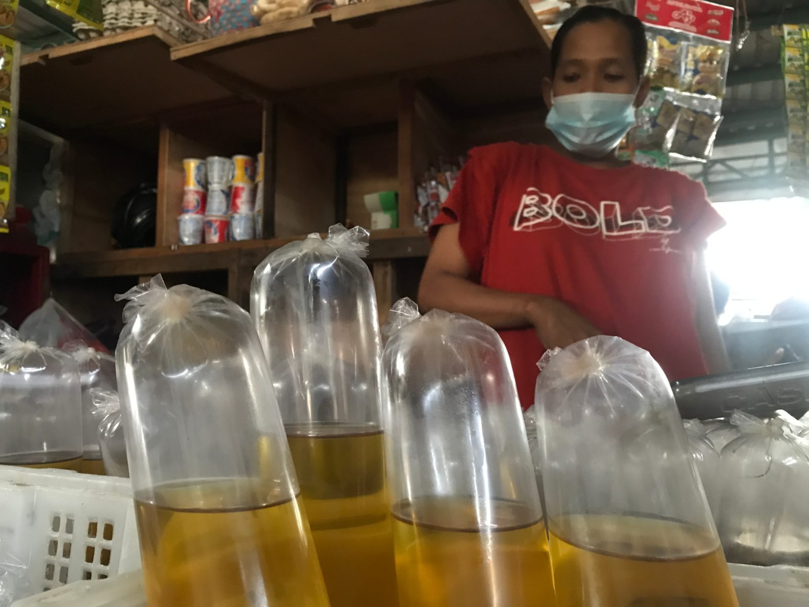MASIH PLASTIK BIASA: Salah seorang pedagang minyak curah di pasar tradsional, di Mataram. Mulai 2022, minyak goreng wajib menggunakan kemasan terstandar.
