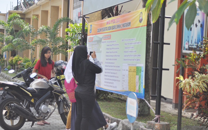 DIRIKAN POSKO: Sejumlah siswa melihat pengumuman PPDB yang ditempel di salah satu sekolah di Kota Mataram, belum lama ini. Disdik akan mendirikan posko PPDB tahun ini. (Dok/Lombok Post)