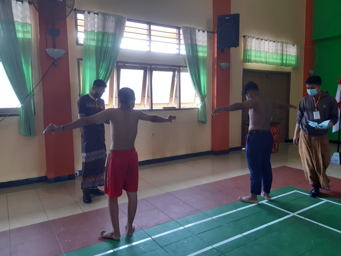PERIKSA TELITI: Pelaksanaan tes fisik, bagi calon siswa SMKN 3 Mataram, (25/6).
