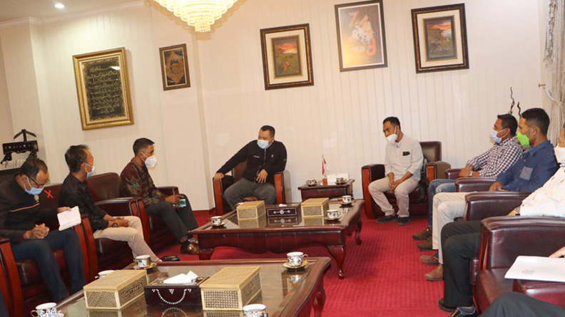 BENTUK TIM KHUSUS: Gubernur NTB H Zulkieflimansyah menerima kunjungan Koalisi Bersama Petani Tembakau Lombok di ruang kerjanya, Rabu (28/7/2021). (Dinas Kominfotik for Lombok Post)