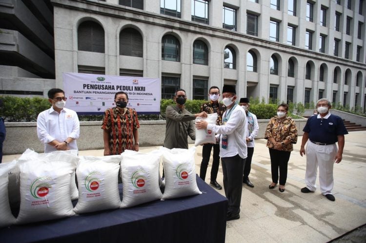 Pengusaha Peduli NKRI memberikan donasi berupa 35.000 ton beras, konsentrator oksigen, aktivasi sentra vaksin, hingga penyaluran bantuan obat-obatan langka yang dibutuhkan. (Istimewa)