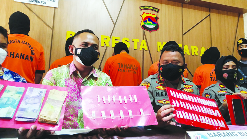 INI BUKTINYA: Kapolresta Mataram Kombes Pol Heri Wahyudi (dua dari kanan) didampingi Kasatresnarkoba AKP I Made Yogi Purusa Utama (kiri) menunjukkan barang bukti sabu di Mapolresta Mataram, Jumat (9/7). (Harli/Lombok Post)