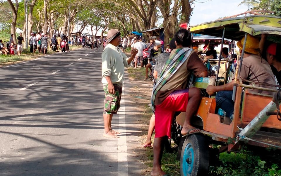 HARUS ADA TINDAKAN: Seorang kusir memacu cidomonya saat balapan di Jalan Baru Taliwang, Kota Mataram, Minggu (25/7) lalu. Aksi para kusir menganggu ketertiban masyarakat, terutama pengguna jalan.(IST/LOMBOK POST)