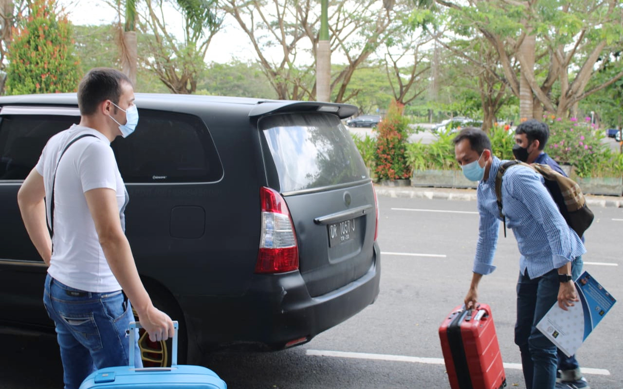 DIDEPORTASI: Mantan terpidana kasus skimming ATM Georgiev Kaloyan Petrov (kiri) mempersiapkan barangnya saat baru tiba di Bandara International Zainuddin Abdul Madjid, Lombok Tengah, untuk selanjutnya dideportasi ke negaranya, Kamis (22/7) lalu. (Istimewa