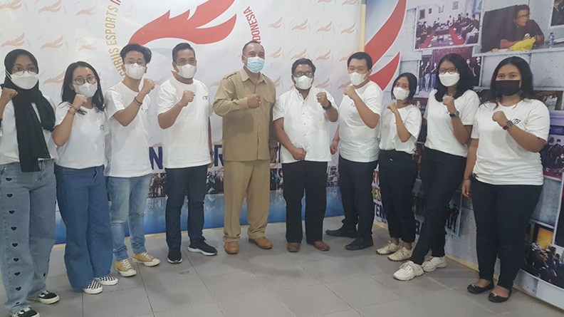 Ketua PD e-Sport Indonesia NTB Wahyudi Adi Siswanto (lima dari kanan) dan Kadispora NTB H Surya Bahari (lima dari kiri) bersama panitia lomba game online Gubernur NTB Cup I. (Istimewa)