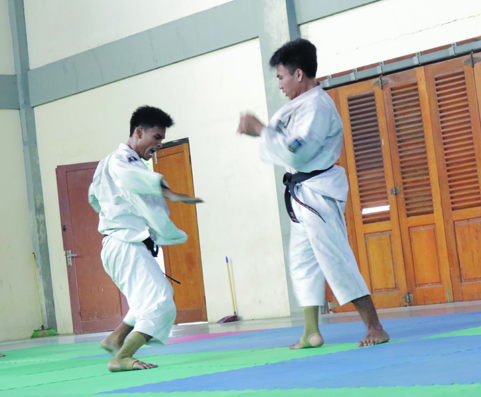 Atlet kempo NTB kategori embu berlatih di Padepokan Pencak Silat, GOR 17 Desember, belum lama ini