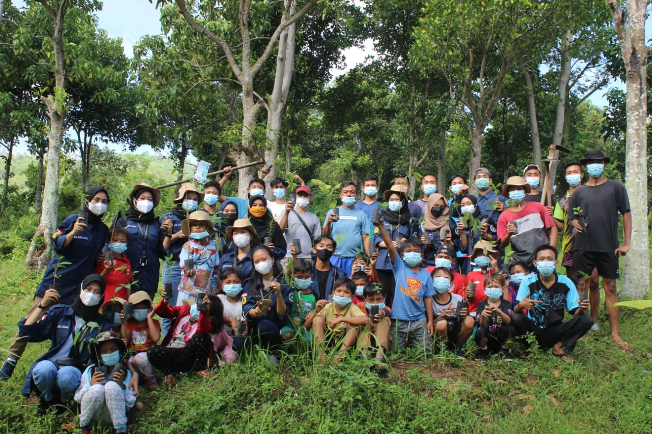BERGERAK BERSAMA: Tim KKN Tematik Unram Desa Kuripan, bersama pemerintah desa dan masyarakat, usai menanam bibit pohon, di Kawasan Gunung Sasak, Desa Kuripan, Minggu (22/7).